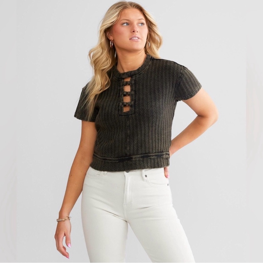 Gilded Intent Black Ribbed Short-Sleeve Crop Top with Front Cutout